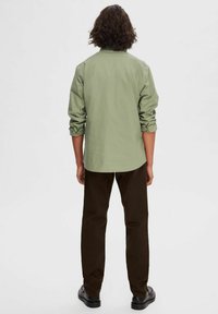 Selected Homme SLHREGRICK FLEX - Marškiniai - vetiver