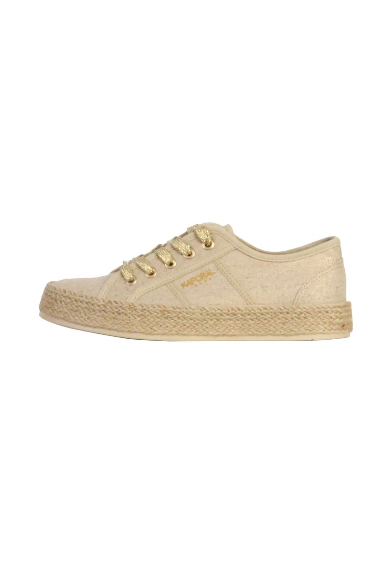 Beige kanvas sneakers med gyllene öglor och snörning, sula omsluten med jute, rund tå och något upphöjd design. Logotyp på sidan.