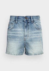 Calções de ganga em azul claro com um acabamento desbotado. Apresentam uma cintura média, passantes para cinto e um design clássico de cinco bolsos. Detalhes de bainha desfiada.