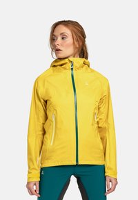 Geel waterdichte jas met capuchon, voorzien van een volledige ritssluiting aan de voorkant, zijzakken en contrasterende teal accenten. Gladde textuur, atletische snit.