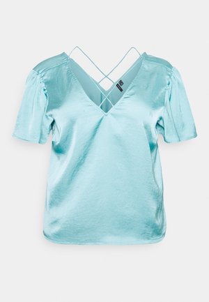 Blouse en satin bleu clair à manches courtes avec un décolleté en V profond et un dos croisé. Texture douce et manches légèrement bouffantes.