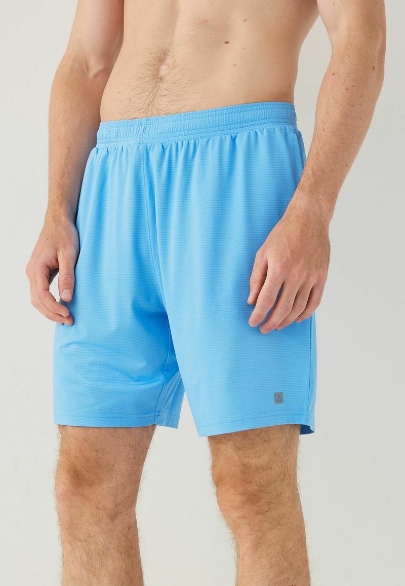 Shorts atletici de culoare albastru deschis, cu țesătură texturată, talie elastică și un mic accent cu logo în partea inferioară stângă.