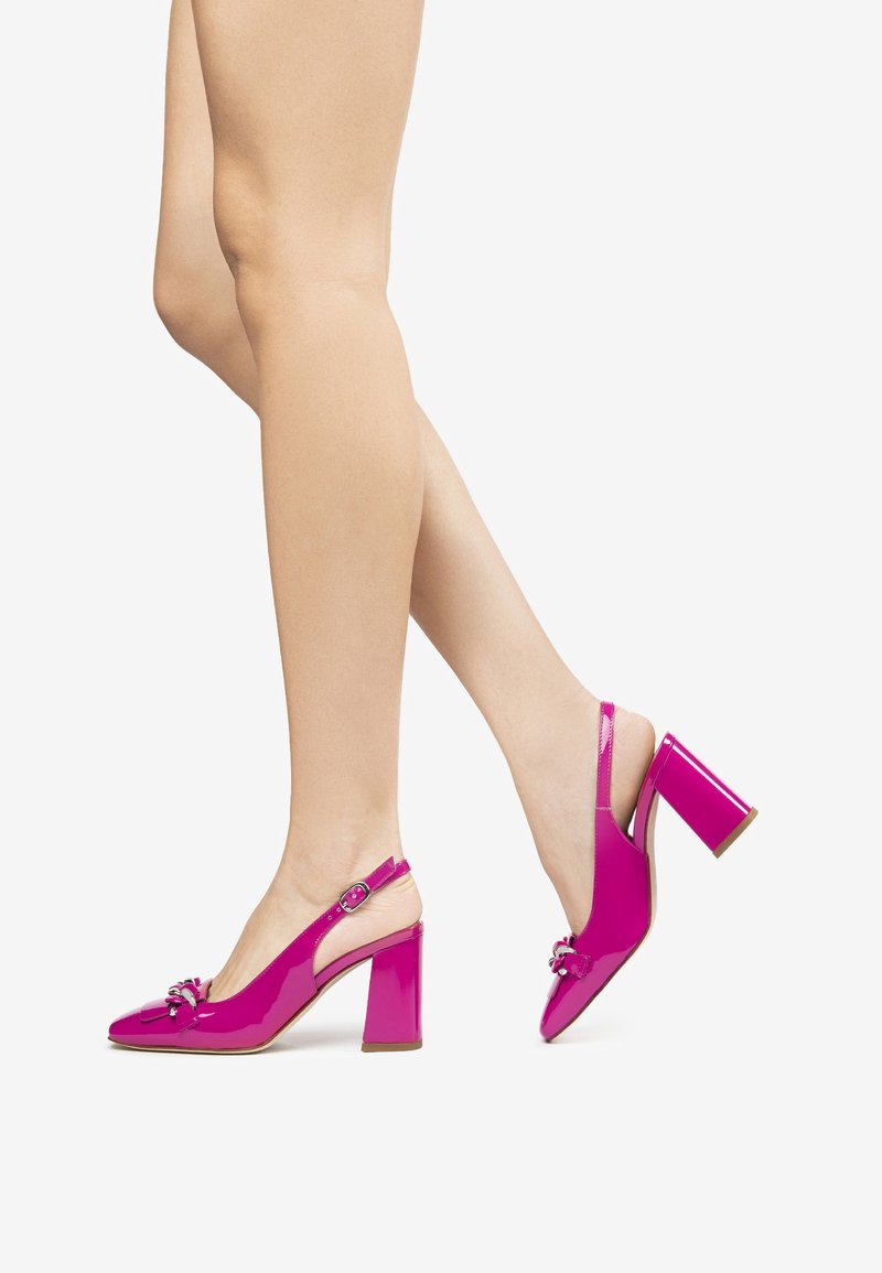 Scarpe con tacco slingback in pelle verniciata rosa, con punta quadrata, tacco a blocco e dettaglio a fiocco sulla punta. Cinturino regolabile con fibbia.
