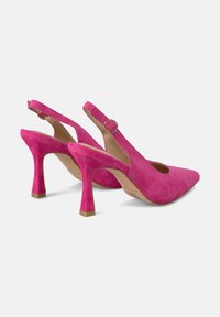 Décolleté slingback in suede rosa con punta affilata, tacco affusolato e cinturino regolabile alla caviglia con fibbia dorata. Texture liscia e design elegante.