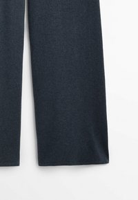 Donkergrijze rechttoe-rechtaan broek met een zachte stoftextuur, weergegeven vanaf het midden van de bovenbenen tot de zoom op een witte achtergrond.