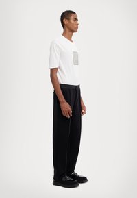 Armani Exchange TROUSERS TAILORING - Kelnės - black