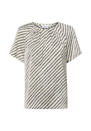 Weiße Bluse mit kurzen Ärmeln, diagonalen schwarzen gestrichelten Streifen, rundem Ausschnitt und leichten Falten unter dem Kragen.