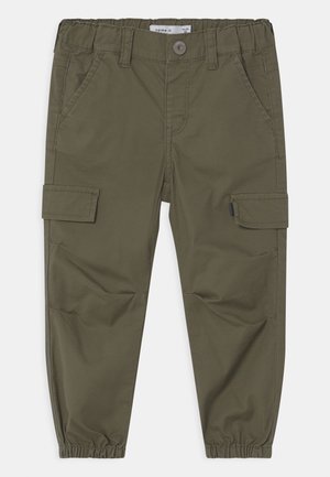 Børn cargo bukser i olivengrøn med elastisk talje og manchetter, knap foran, sidelommer og klaplommer på benene.