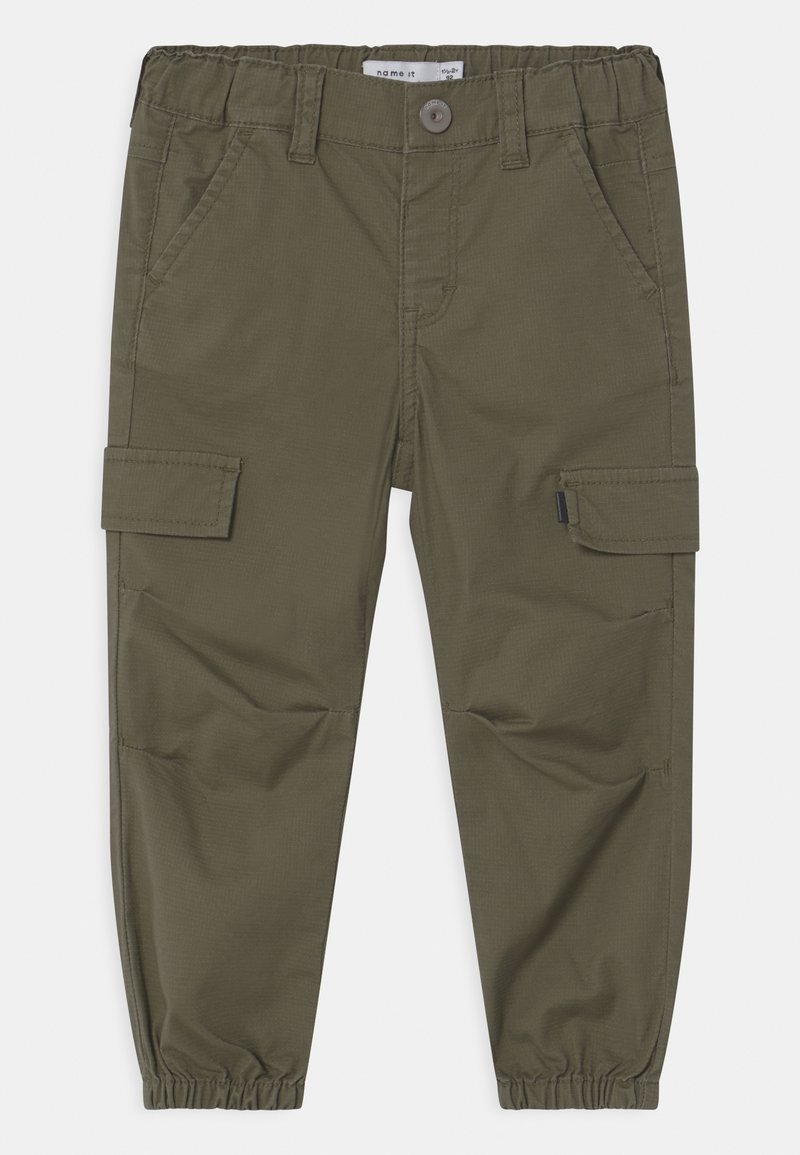 Pantalon cargo enfant vert olive avec taille et poignets élastiques, bouton devant, poches latérales et poches à rabat sur les jambes.