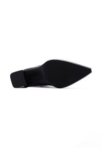 Suela de zapato negra con punta afilada y tacón cuadrado. Superficie de goma texturizada para agarre, diseño elegante sin adornos.