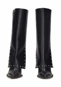 Stivali alti neri in pelle fino al ginocchio con punta appuntita, caratterizzati da dettagli borchiati lungo le cuciture laterali e una soletta piatta. Texture liscia e opaca.