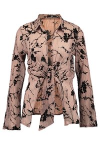 Blusa rosa stropicciata con motivo floreale nero, maniche lunghe, colletto a punta, chiusura anteriore con fiocco e texture morbida.