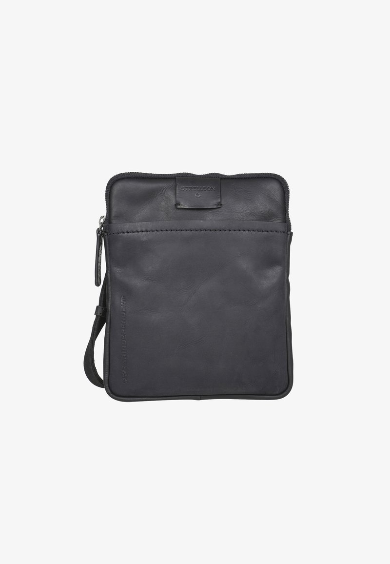 Borsa in pelle nera con chiusura a zip, forma rettangolare piatta, texture liscia e marchio in rilievo sul fronte e sul lato.