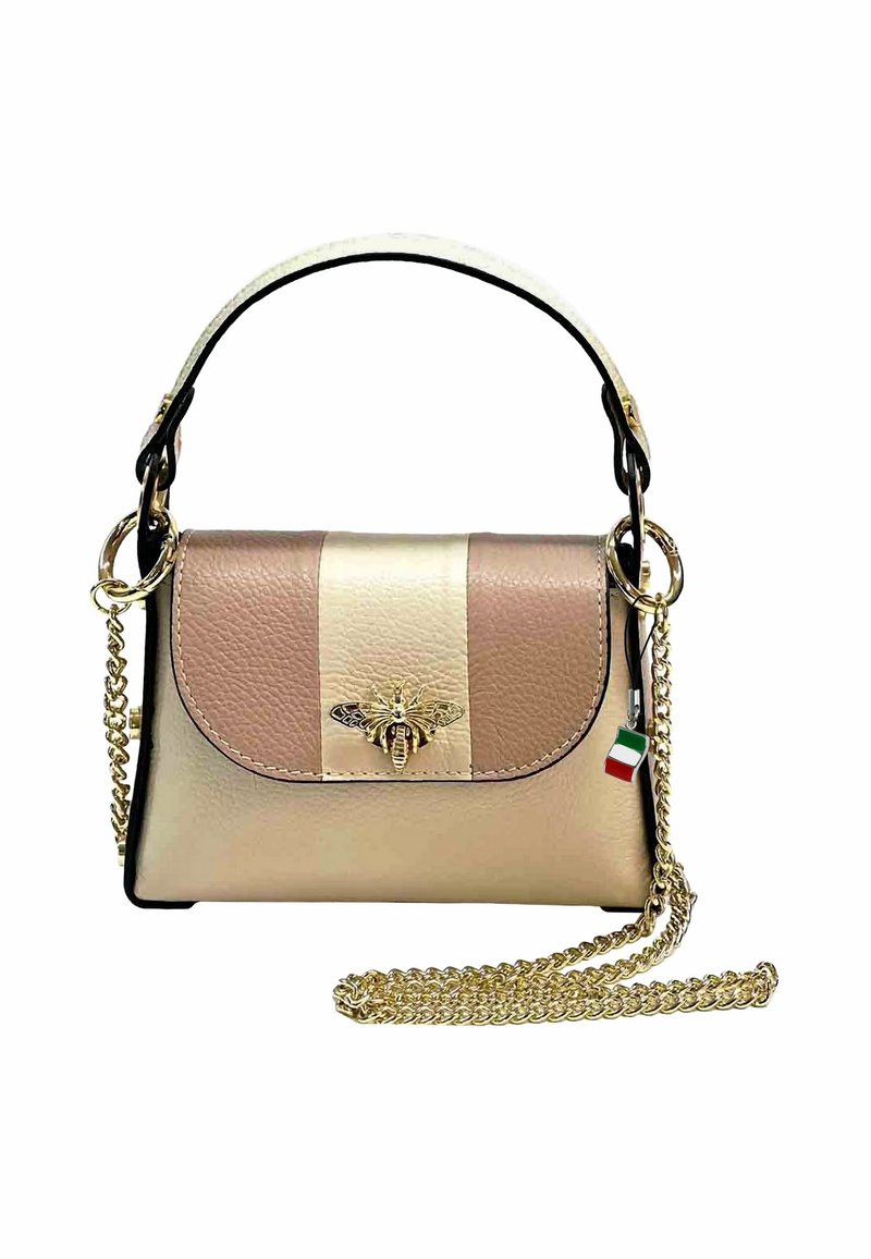 Sac à main compact en cuir beige et doré. Présente un emblème d'abeille, une bandoulière en chaîne et un accent de mini drapeau italien. Design structuré.