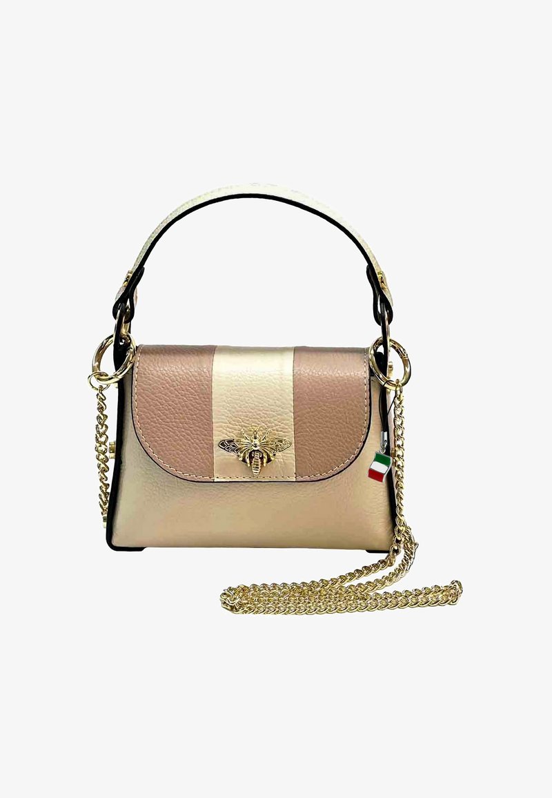 Sac à main compact en cuir beige et doré. Présente un emblème d'abeille, une bandoulière en chaîne et un accent de mini drapeau italien. Design structuré.