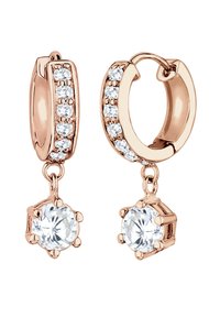 Roséguld hoopörhängen pryds av en rad små klara kristaller och en hängande rund kristallpendel, vilket ger gnista och elegans.