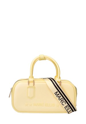 Borsa gialla con una finitura liscia e lucida, dotata di manici doppi, chiusura a zip e una tracolla a righe con testo. Accentuata con il logo del marchio.