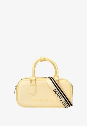 Sac à main jaune avec une finition lisse et brillante, doté de doubles poignées, d'une fermeture éclair et d'une bandoulière rayée avec du texte. Agrémenté du logo de la marque.
