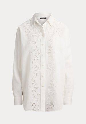 Λευκό πουκάμισο με μακριά μανίκια και κουμπιά, διακοσμημένο με κεντήματα σε σχέδια λουλουδιών στο εμπρός μέρος και με αιχμηρό γιακά.