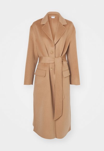 Camelová vlnená trench coat s úzkym golierom, dvoma prednými vreckami, opaskom a gombíkovým zapínaním. Hladká textúra a prispôsobený strih.