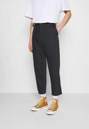 XX STAY LOOSE TAPER CROP - Tygbyxor - caviar