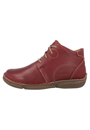Bottine en cuir rouge avec fermeture à lacets, bout rond, couture contrastante et semelle en caoutchouc brun texturé. Finition lisse avec un branding subtil.