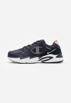 Sneakers sportivi blu navy con intersuola bianca a contrasto. Presentano una tomaia in suede testurizzato e rete, un logo ricamato evidente e dettagli rosa.