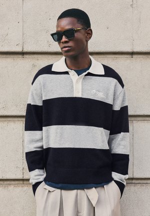 Bershka, STRIPED CONTRAST POLO COLLAR - SWEATER - Polokošeľa - royal blue