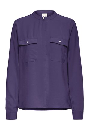 Donkerpaarse blouse met lange mouwen, mandarin kraag, knoopsluiting aan de voorkant en twee borstzakken met knopen, weergegeven op een witte achtergrond.