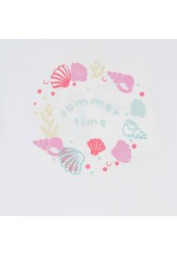 Camiseta gráfica con un fondo blanco que presenta un diseño circular de conchas marinas coloridas y el texto "tiempo de verano" en azul claro.