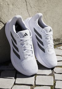 adidas Performance RESPONSE - Laufschuh Straße - cloud white core black cloud white