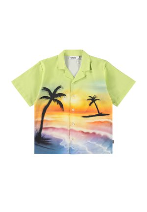 Šviesiai žalia trumpomis rankovėmis marškiniai su saulėlydžio dizainu, kurio fone matyti palmės, mygtukai priekyje ir paplūdimio peizažas.