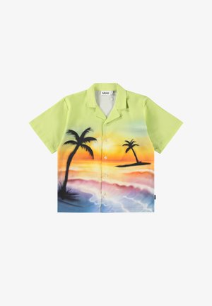 Šviesiai žalia trumpomis rankovėmis marškiniai su saulėlydžio dizainu, kurio fone matyti palmės, mygtukai priekyje ir paplūdimio peizažas.