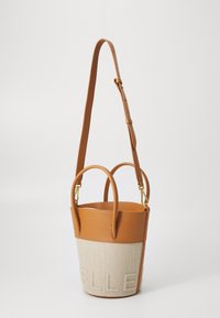 Borsa a secchiello con parte superiore in pelle tan e fondo in tessuto beige chiaro. Presenta due manici, una tracolla staccabile e lettering impressi.