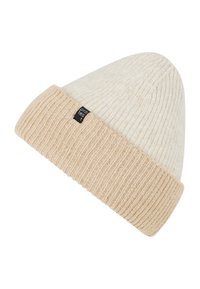 Beige en crème gebreide beanie met een geribbelde manchet. De stof heeft een zachte textuur en heeft een klein zwart logo-label op de manchet.
