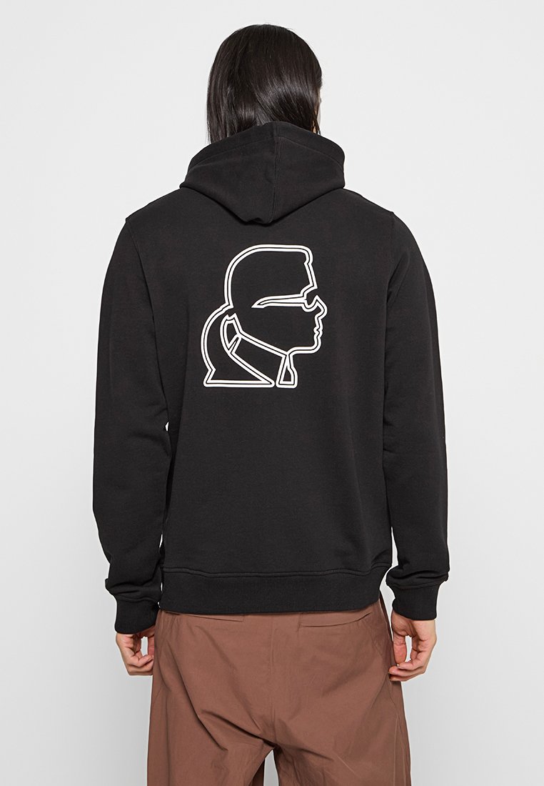 Czarna bluza z kapturem, z białym konturem profilu na plecach. Wykonana z miękkiego materiału, z prążkowanymi mankietami i dołem.