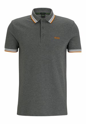 Tummanharmaa lyhythihainen poolopaita, jossa kolme nappia, oranssi-valkoraidallinen kaulus ja hihansuut sekä oranssi "BOSS"-logo rinnassa.