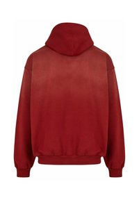 Crvena dukserica s glatkom teksturom, kapuljačom na vezanje, elastičnim manžetama i rubom, koja prikazuje postupni efekt fade boje.