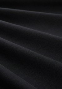 Tessuto nero con una texture liscia e opaca, caratterizzato da pieghe ben definite. Il materiale sembra avere uno spessore medio e un colore uniforme.