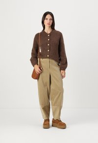 Rue de Femme NEW LEONORA - Vesta na kopčanje - bitter chocolate