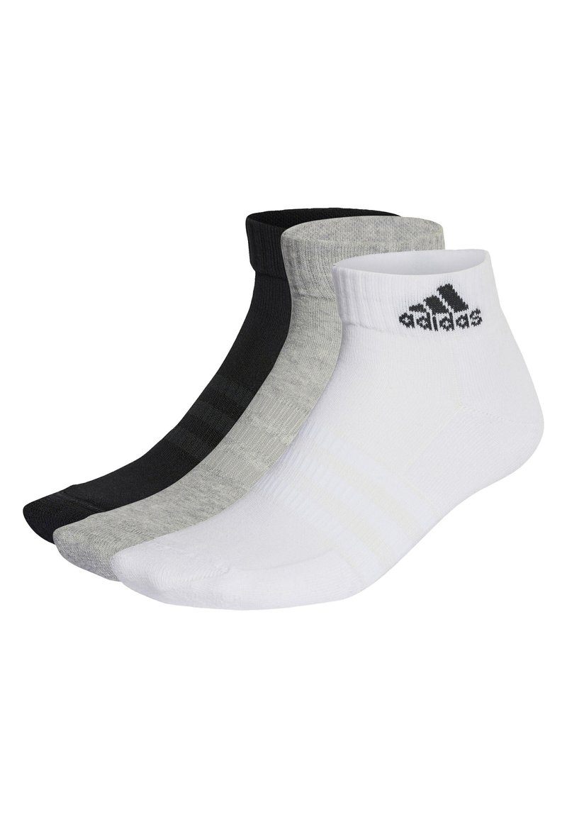 Tres pares de calcetines tobilleros: negros, grises y blancos. Hechos de mezclas de algodón con el logo de la marca en relieve en el puño, con acentos a rayas.