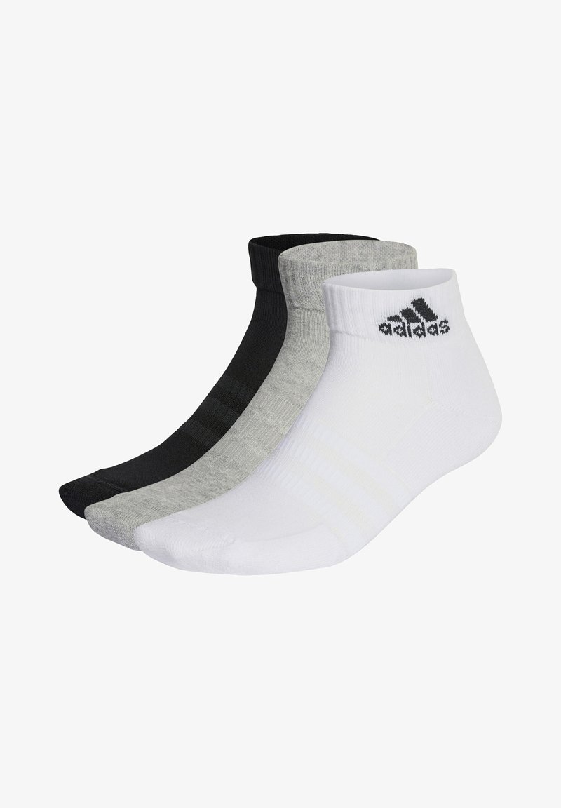 Tres pares de calcetines tobilleros: negros, grises y blancos. Hechos de mezclas de algodón con el logo de la marca en relieve en el puño, con acentos a rayas.