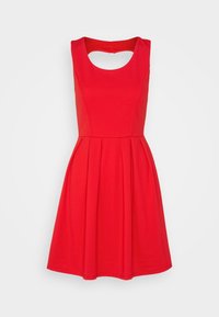 Robe sans manches rouge avec un col rond et un détail en découpe au dos. Silhouette en A avec un buste ajusté et une jupe évasée.