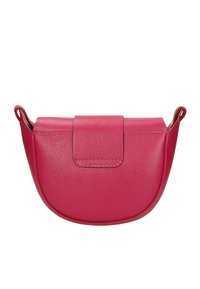 Borsa in pelle fucsia con forma arrotondata, chiusura a patta superiore e piccole maniglie laterali. Presenta una superficie texturizzata e dettagli di cucitura.