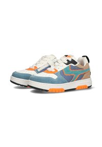 Sport sneakers met een mix van blauwe suede, mesh en witte leer. Kenmerken zijn oranje en teal accenten, een zwarte hieltab en een gestructureerde zool.