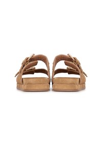 Sandali in suede marrone con retro aperto, dotati di tre fasce regolabili e accessori in tonalità oro. Suole piatte con finitura testurizzata.