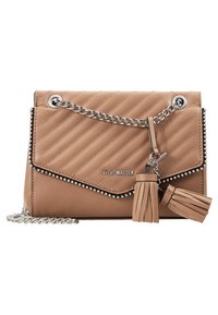 Tan vävd axelväska med silverkedja, tofscharms och "Steve Madden"-logotyp på framsidan av locket.