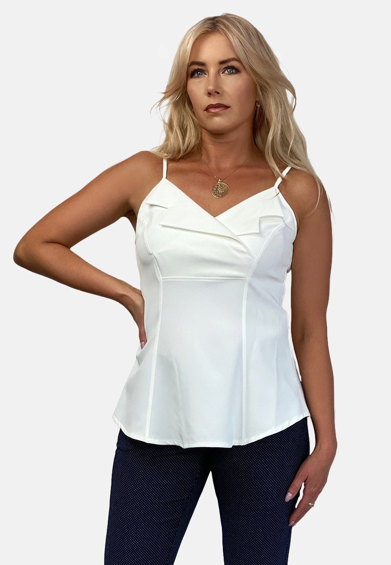 Biały bezrękawnik z dekoltem w serek, z warstwowym przodem i dopasowanym krojem. Gładki materiał z delikatnymi detalami przeszyć.
