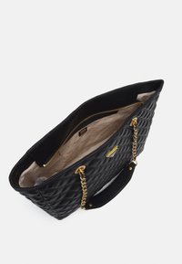 Borsa a spalla nera trapuntata in materiale sintetico, con catena dorata, manico rigido e un interno chiaro con tasca con zip.