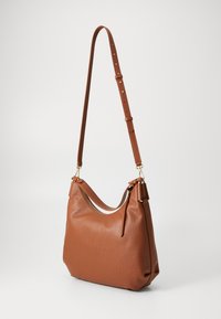 Braune Leder-Schultertasche mit strukturiertem Oberflächenmaterial, geschwungener Form, verstellbarem Tragegurt und goldenen Hardware-Details. Mit Reißverschluss am oberen Öffnung.